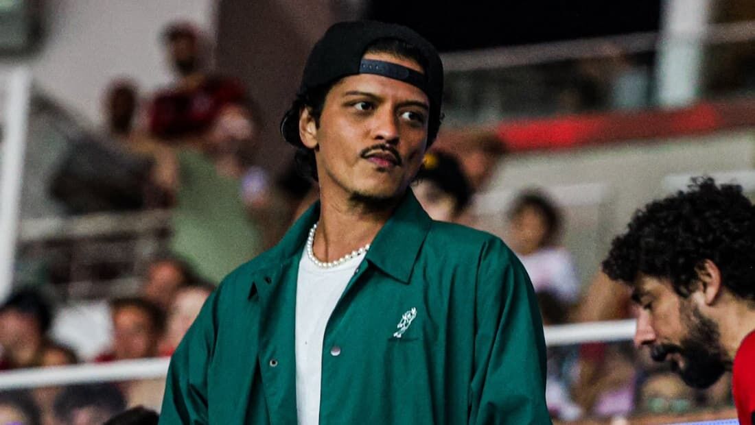 Bruno Mars marcou presença no Maracanã para assistir ao jogo entre Fluminense e Flamengo