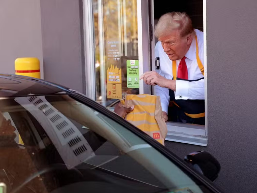 Trump trabalha em drive-through de loja do McDonald's na Pensilvânia durante campanha 