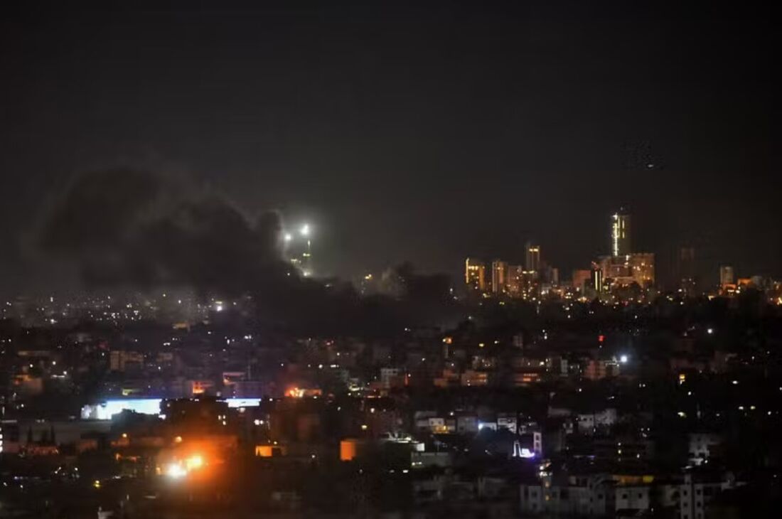 Coluna de fumaça sobe no sul de Beirute após ataque noturno de Israel