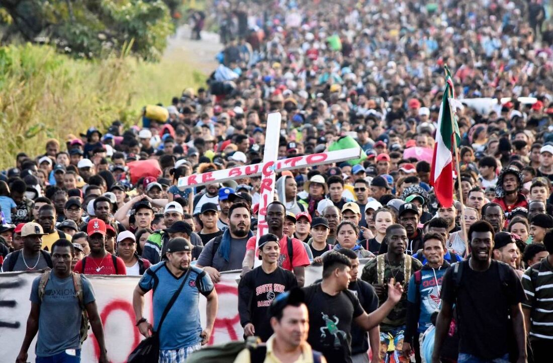 Imigrantes em marcha no estado mexicano de Chiapas rumo à fronteira do país com os EUA