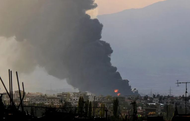 A fumaça sobe do local de um ataque aéreo israelense que teve como alvo a cidade de Baalbek, no leste do Líbano, no vale de Bekaa, em 30 de outubro de 2024 