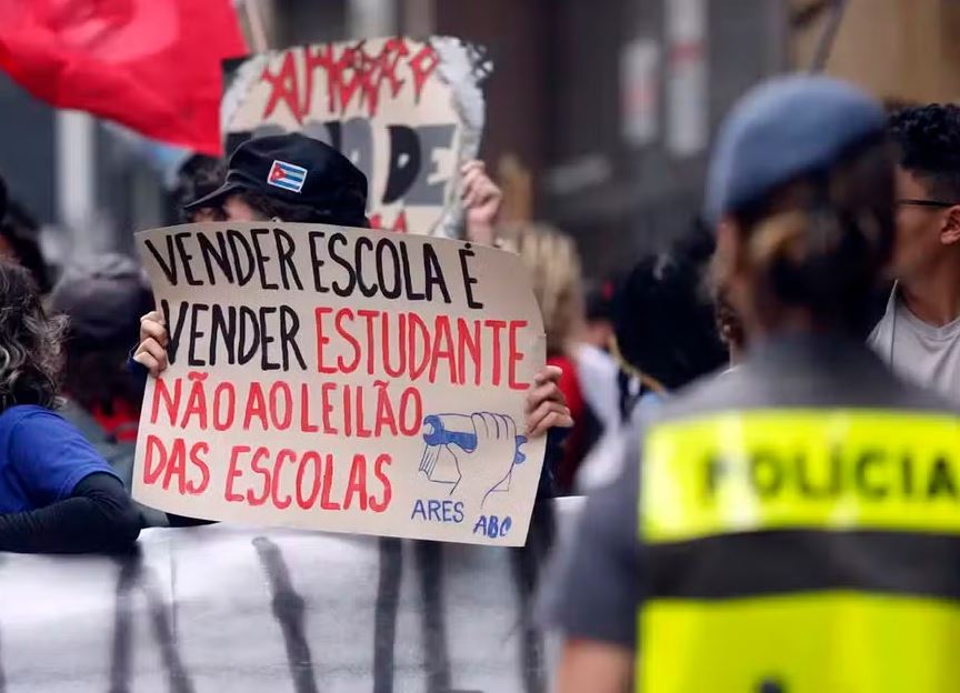 Protesto de estudantes e professores na Bolsa de Valores de São Paulo pede cancelamento de terceirização de escolas 