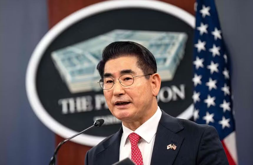 Ministro da Defesa da Coreia do Sul, Kim Yong-hyun, participa de entrevista coletiva no Pentágono, em Washington 