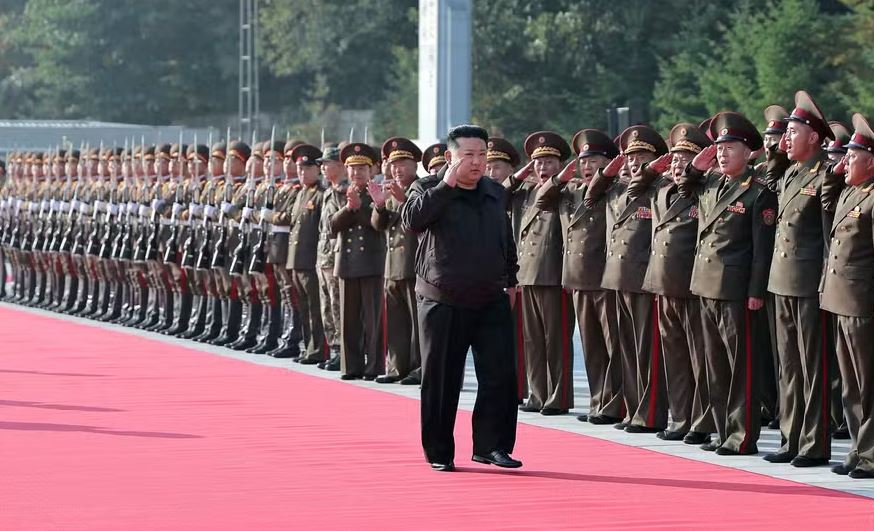 Kim Jong-un, líder da Coreia do Norte, inspeciona tropas em Pyongyang 