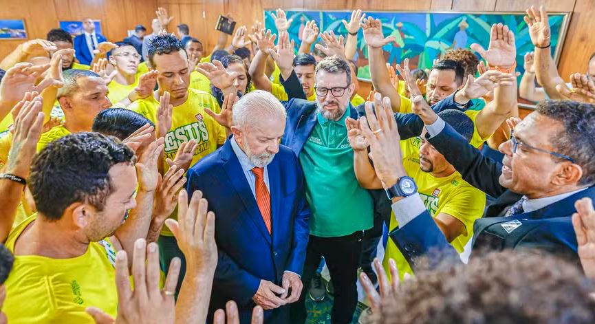 Lula recebe benção do bolsonarista Otoni de Paula (à direita)