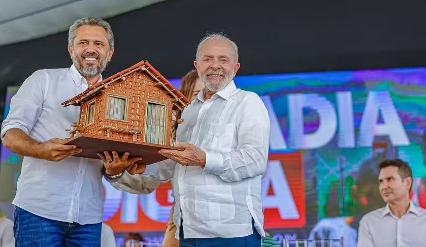 Presidente Lula e o governador do Ceará, Elmano de Freitas durante cerimônia entrega de unidades habitacionais do Minha Casa, Minha Vida em Fortaleza 