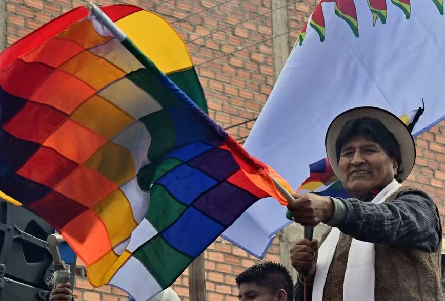 O ex-presidente Evo Morales agita bandeira Tahuantinsuyo durante a 'Marcha para Salvar a Bolívia', contra seu ex-aliado, o atual presidente Luis Arce 