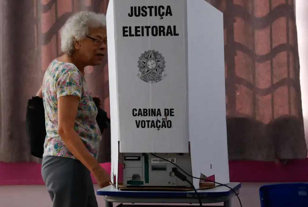 Eleições encerradas: eleitores que chegaram aos locais de votação antes do fechamento das seções eleitorais vão receber senhas e poderão votar normalmente