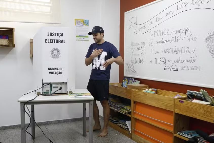 Marçal vai à urna poucos minutos antes do encerramento da votação 