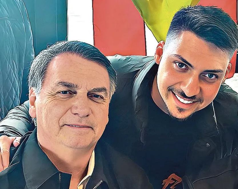 O ex-presidente Jair Bolsonaro ao lado do filho Jair Renan 