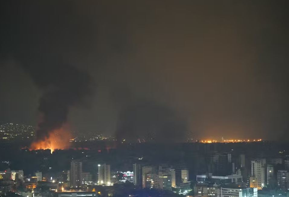 Fumaça sobe do local de um ataque aéreo israelense que teve como alvo um bairro no subúrbio sul de Beirute