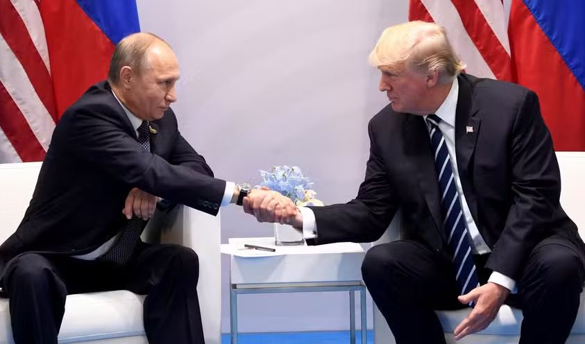 Presidente da Rússia, Vladimir Putin (E), aperta a mão do então presidente dos EUA, Donald Trump, em reunião do G20, em 2017 