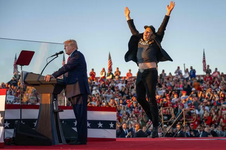 Elon Musk (dir.) sobe ao palco para se juntar a Donald Trump durante comício de campanha em Butler, na Pensilvânia 