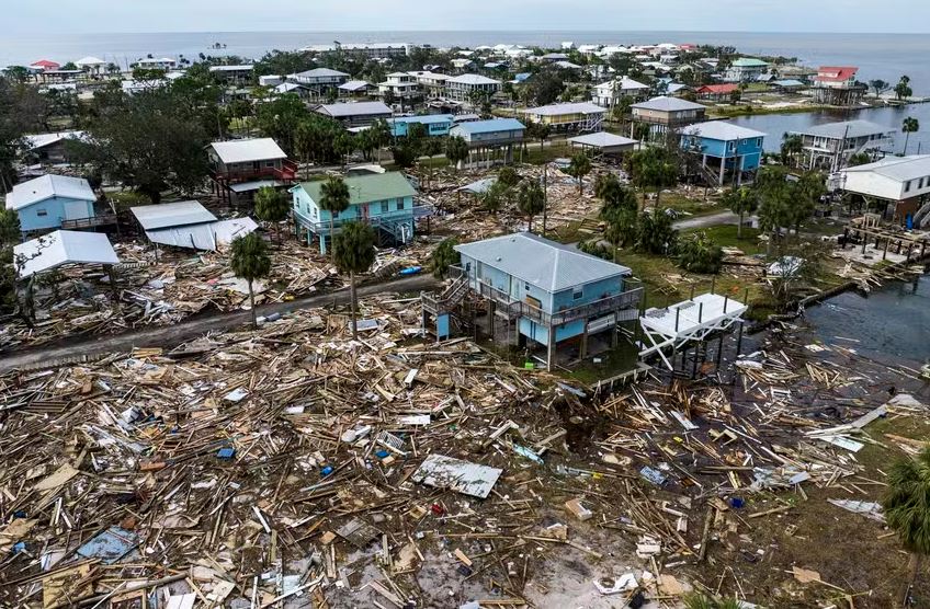 Vista aérea mostra casas danificadas após furacão Helene atingir a Flórida 