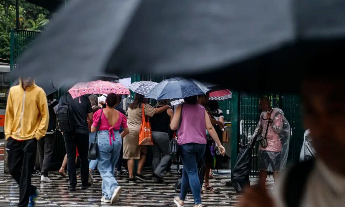 A Defesa Civil de São Paulo emitiu na quarta-feira (16) um alerta para novas pancadas de chuva e rajadas de vento entre esta sexta-feira (18) e domingo (20) em todo o estado paulista. 