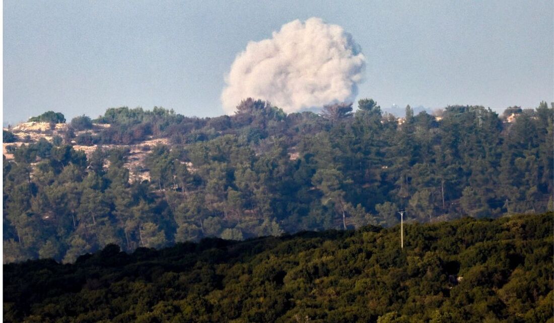 Fumaça subindo após o bombardeio israelense no lado libanês da fronteira em 13 de outubro de 2024. (