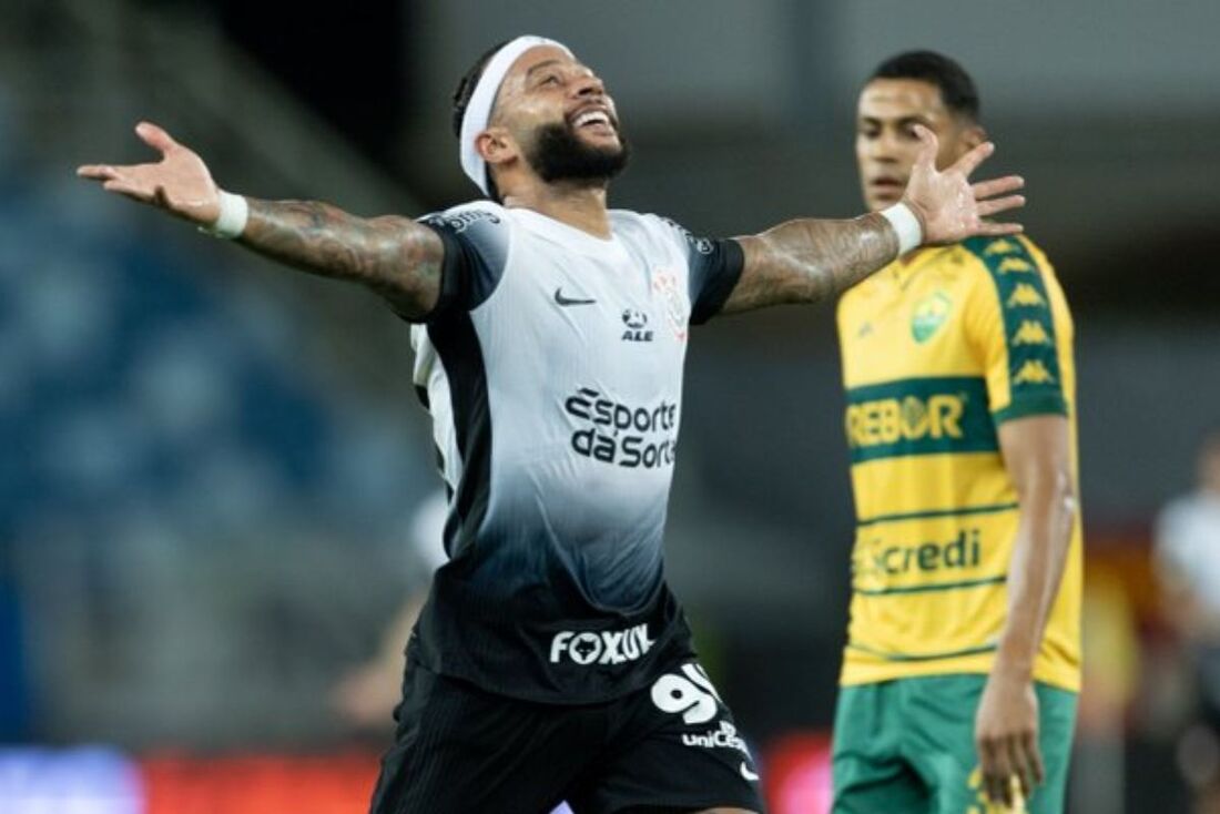 Memphis comemora gol que deu a vitória ao time paulista em Cuiabá