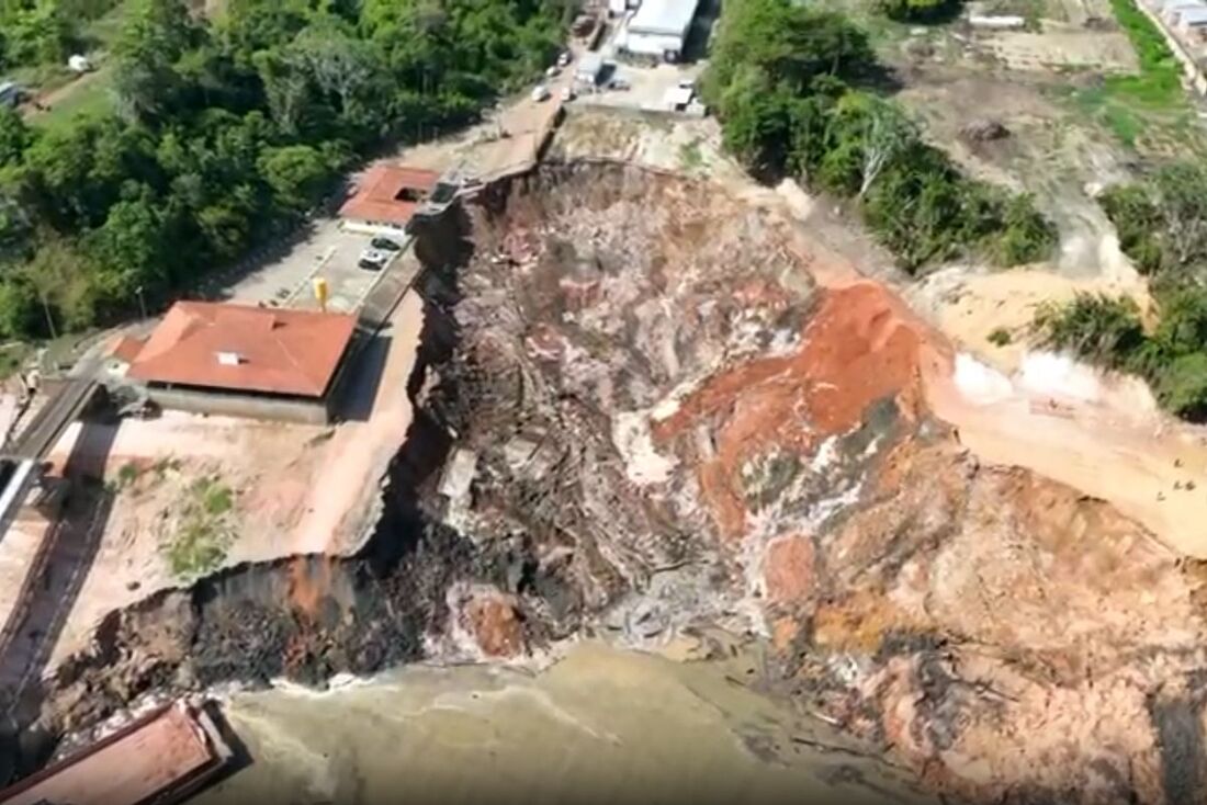 Porto em Manacapuru, no Amazonas, desaba em meio a obras