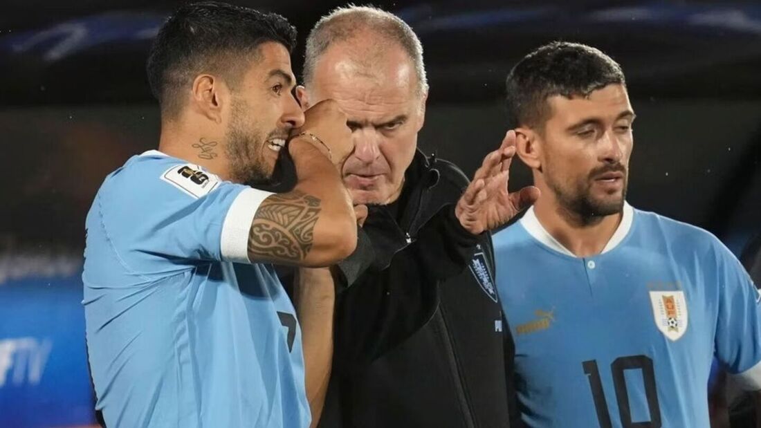 Suárez e Bielsa juntos em jogo da seleção uruguaia