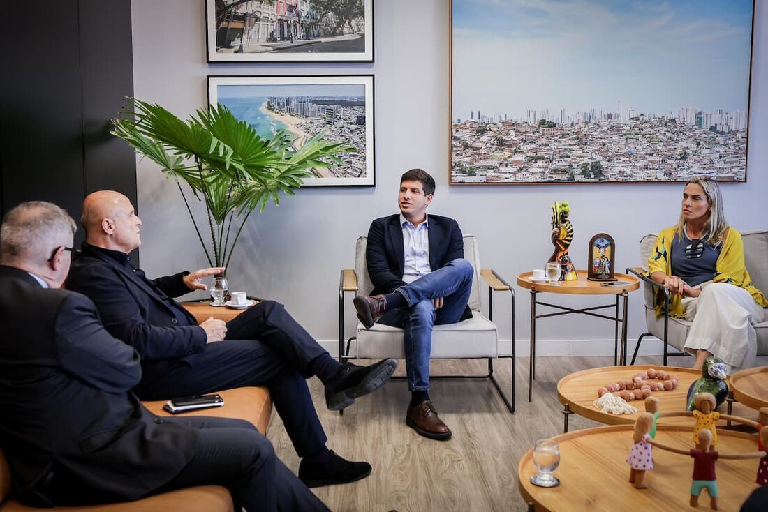 João Campos em reunião com representantes da embaixada da França 