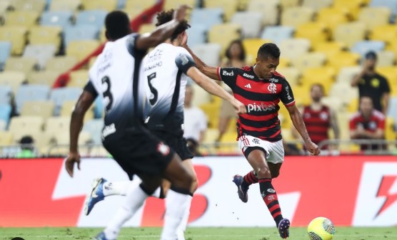 Alex Sandro fez o gol da vitória do Flamengo sobre o Corinthians