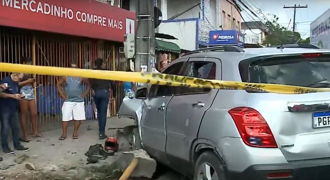 Motorista invadiu a contramão, por volta das 5h, e atingiu moto onde estavam vítimas