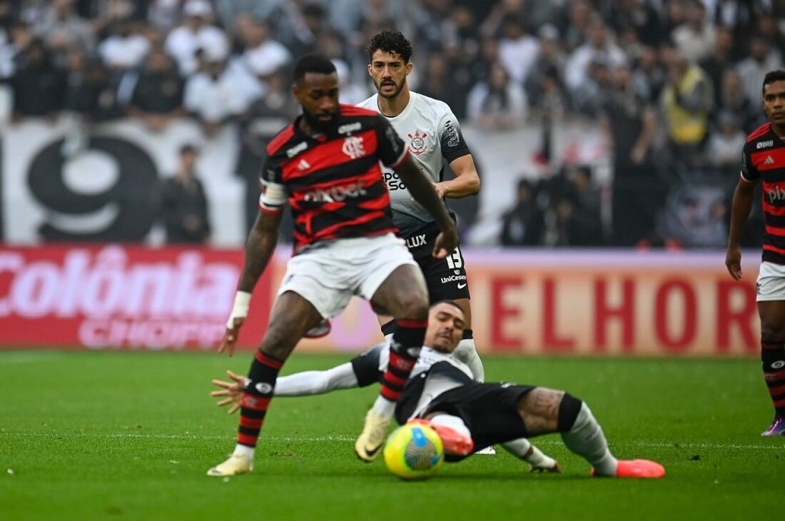 Gerson tenta jogada na Neo Química Arena