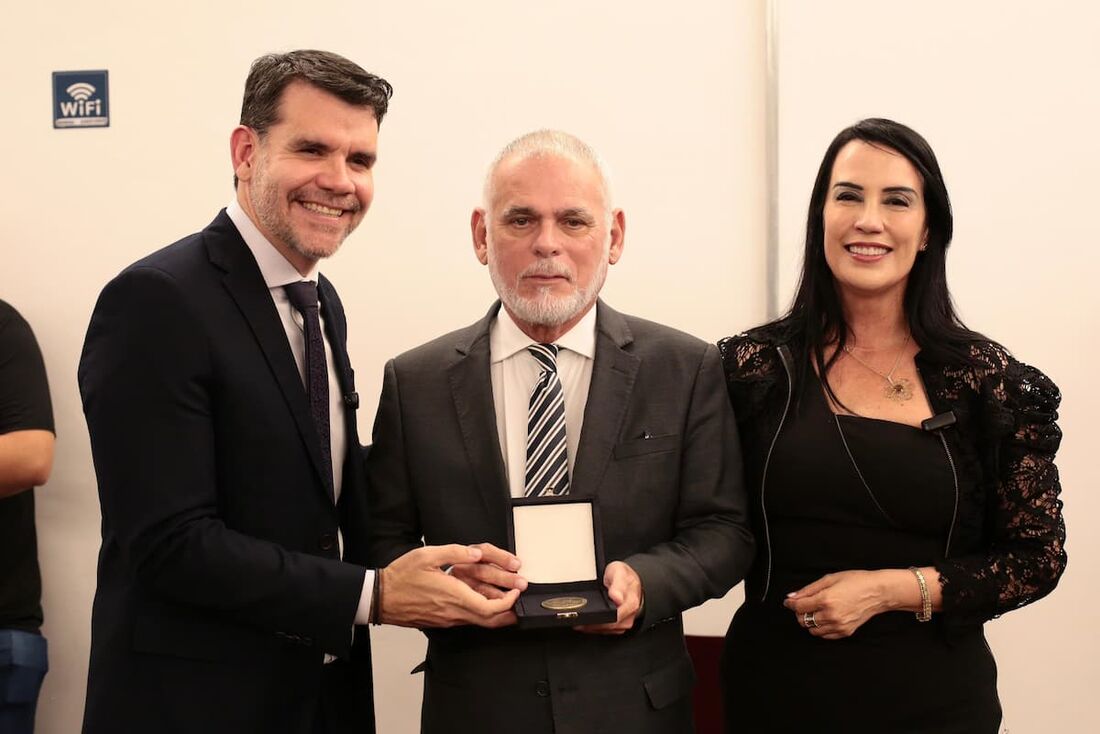 Paulo Pugliesi, diretor Executivo da Folha de Pernambuco, recebe homenagem do presidente da ADEPPE, Diogo Victor, e da vice, Cláudia Molina