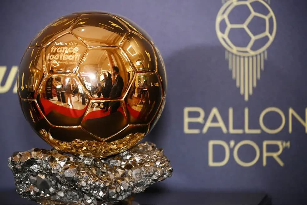 Troféu da  Bola de Ouro, entregue ao melhor jogador e jogadora da temporada