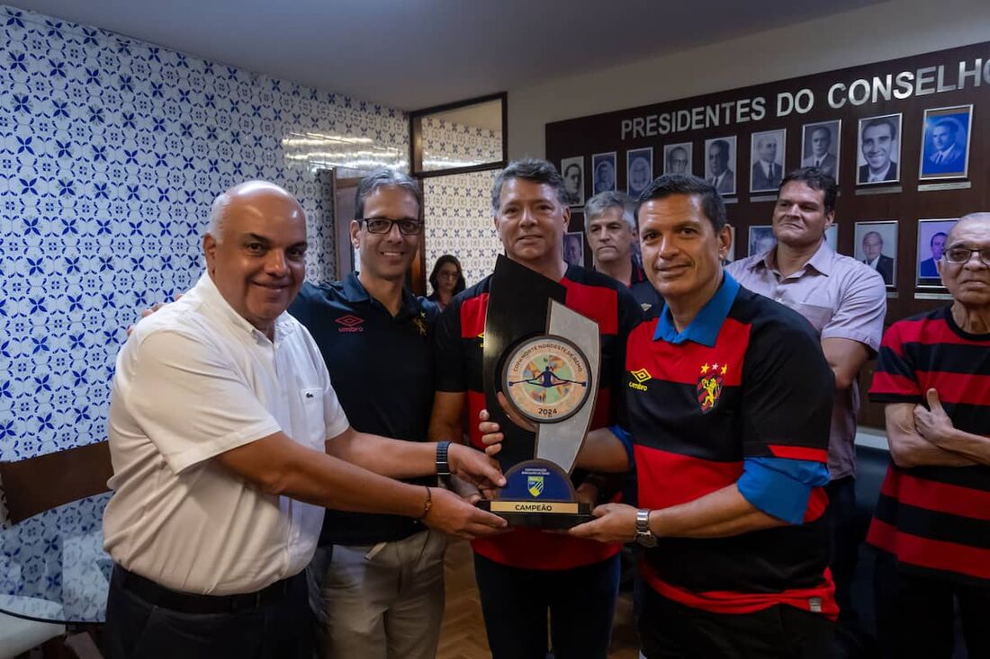 Diretores de Remo do Sport ao lado do presidente Yuri Romão 