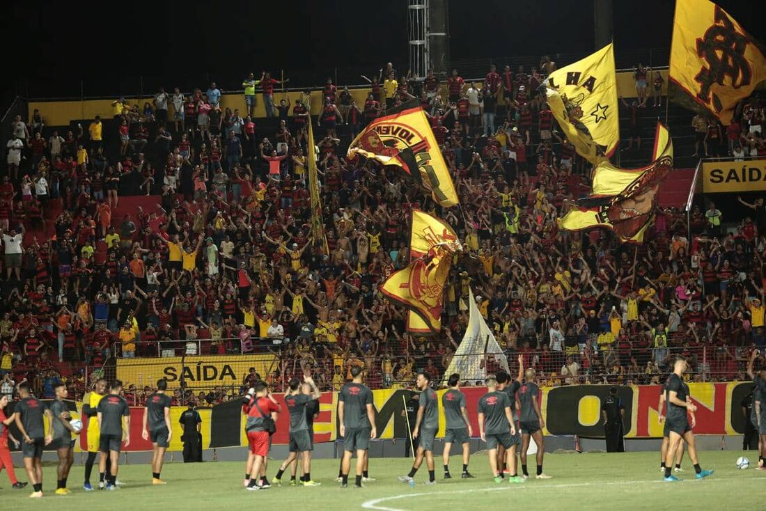 Torcida do Sport no treino aberto na Ilha do Retiro 