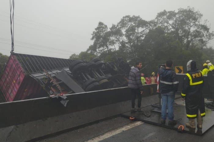 Acidente na BR 376, em Guaratuba, no Paraná, deixa mortos e feridos 