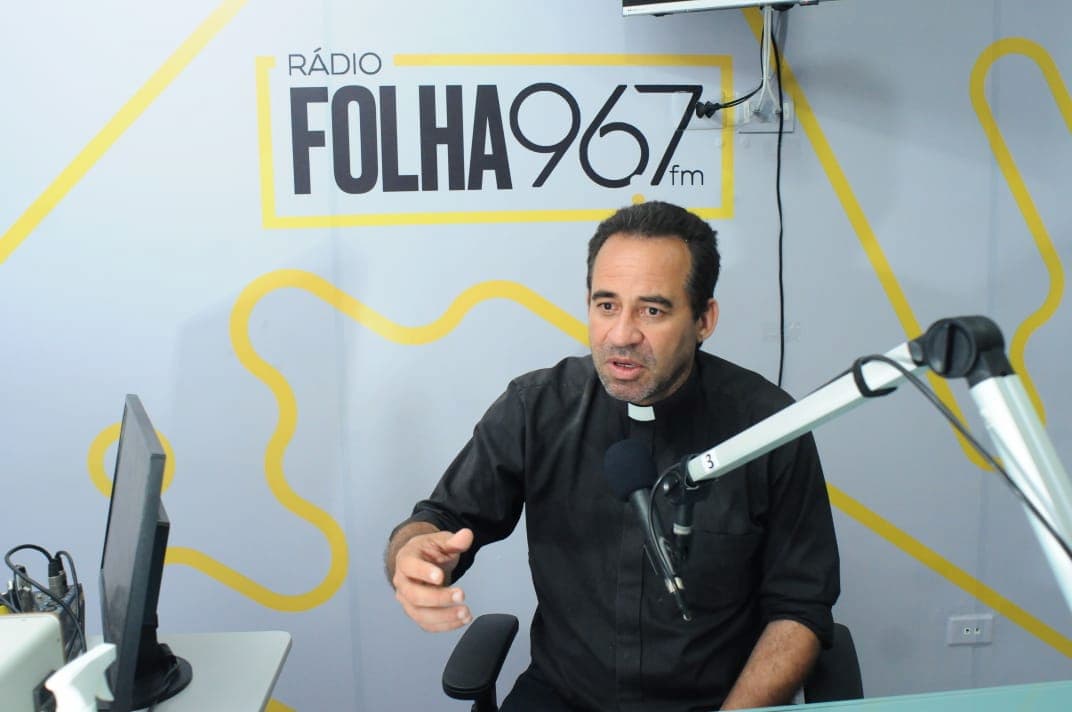 Padre Arlindo em entrevista à Rádio Folha 96,7 FM