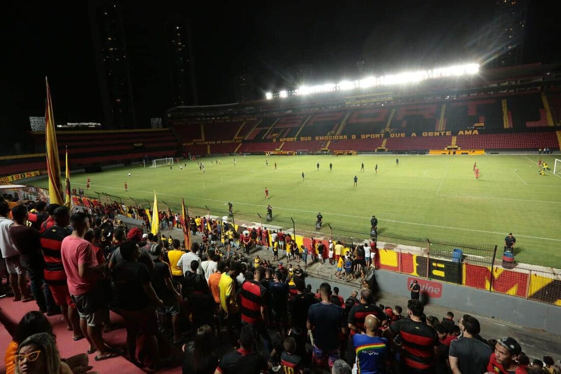 Torcida do Sport em treino aberto na Ilha do Retiro 