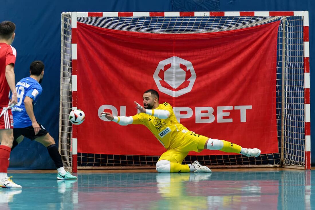 Dennis em ação com a camisa do Kairat Almaty