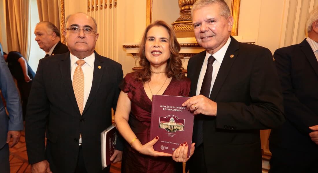 Desembargador Alexandre Assunção, Carla Romeiro e Desembargador Ricardo Paes Barreto, no lançamento do livro ''O Palácio da Justiça de Pernambuco: Da Pedra Fundamental à Inauguração (1924-1930)