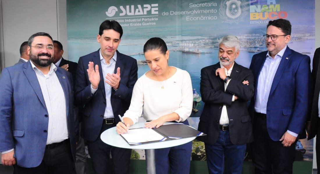 Silvio Costa Filho, e a governadora de Pernambuco, Raquel Lyra, entre outras autoridades, participam de evento de assinatura do Termo de Compromisso para a execução das obras da 4ª fase de recuperação do molhe do Porto de Suape