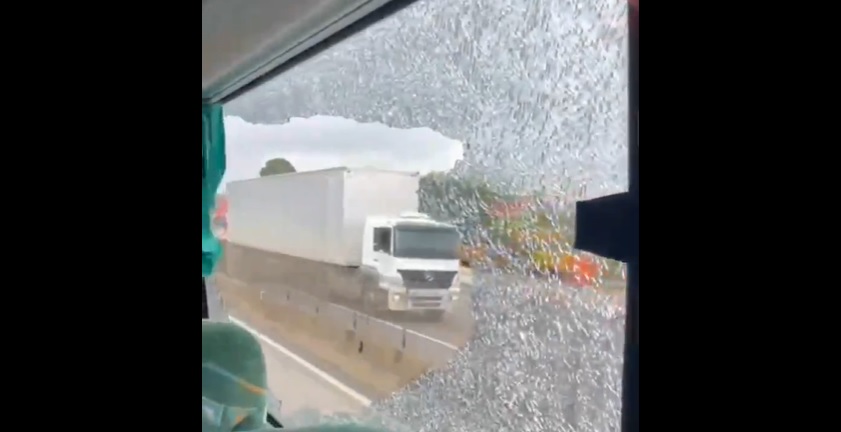 Ônibus com torcedores do Flamengo foi apedrejado no caminho ao estádio do Corinthians