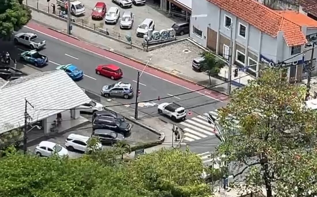 Acidente ocorreu próximo ao cruzamento com a rua Senador Alberto Paiva