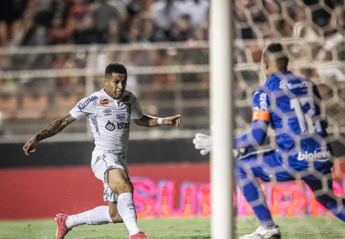 Serginho marcou o primeiro gol da vitória do Santos sobre o Ituano