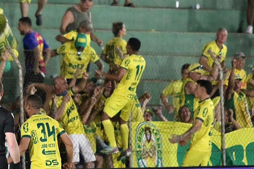 Negueba comemora gol no final com a torcida