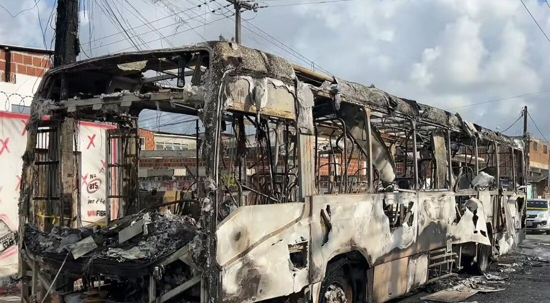 Ônibus foi incendiado na manhã desta segunda-feira (14), no bairro de Sítio Novo, em Olinda