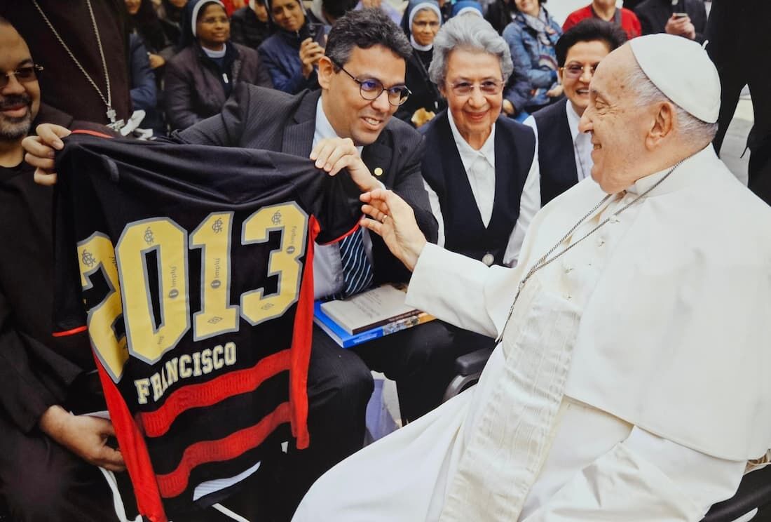 Torcedor do Sport presenteia Papa Francisco com camisa do clube