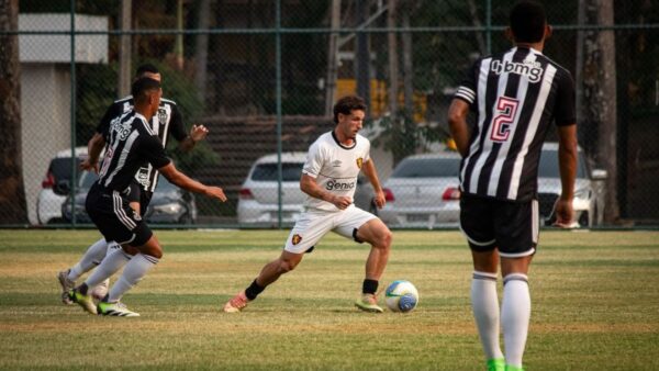 Sport x Atlético em ação pelo Aspirantes