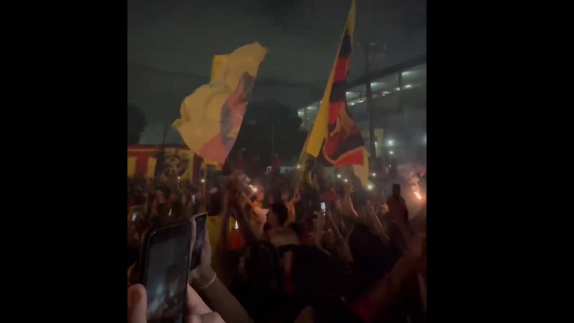 Torcida do Sport fez festa na chegada do time à Ilha do Retiro antes de jogo com Operário-PR