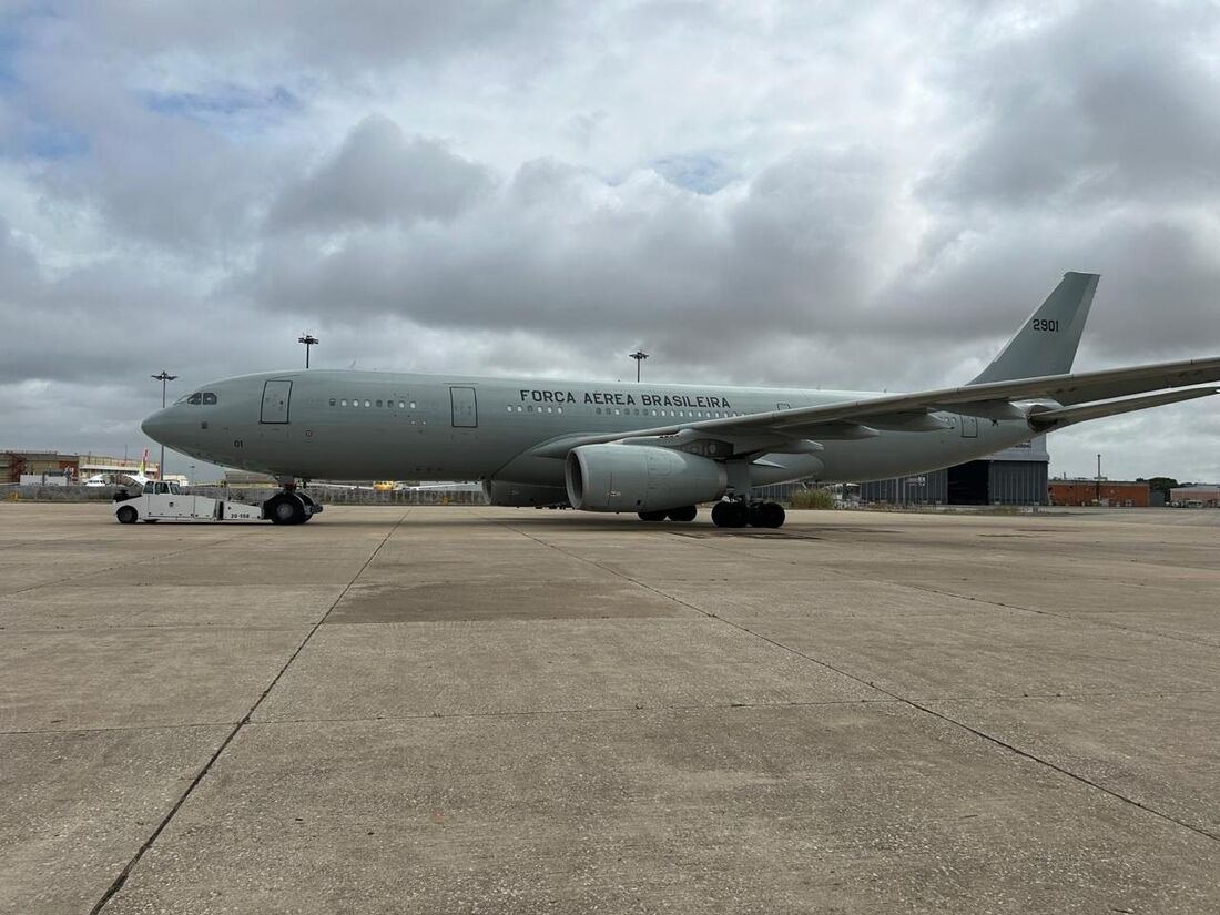 Primeiro avião que fará o resgate de um grupo de 220 brasileiros que está no Líbano decolou da Base Aérea do Galeão, no Rio, às 0h47 desta quarta-feira