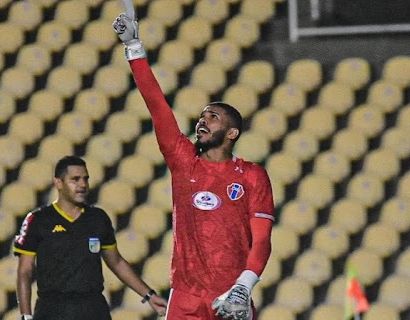 Moisés, novo goleiro do Santa Cruz