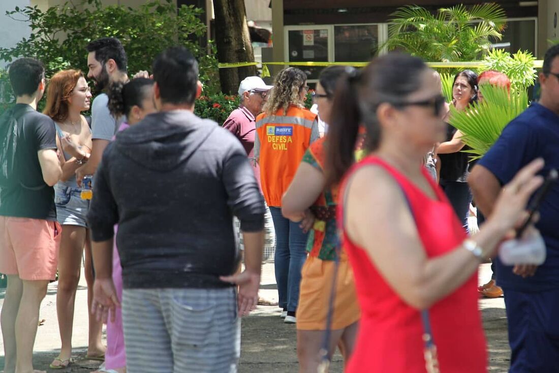 Moradores do edifício Sobrado da Torre reunidos com a Defesa Civil  