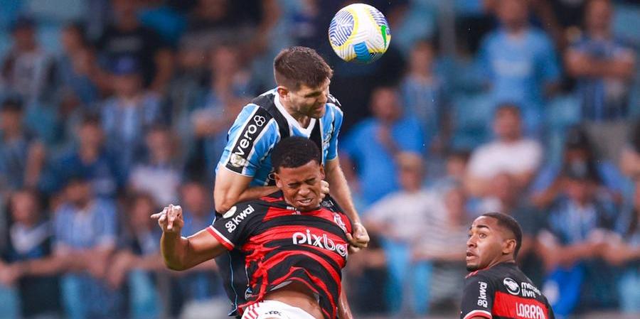 Carlinhos em disputa com Kannemann, na Arena