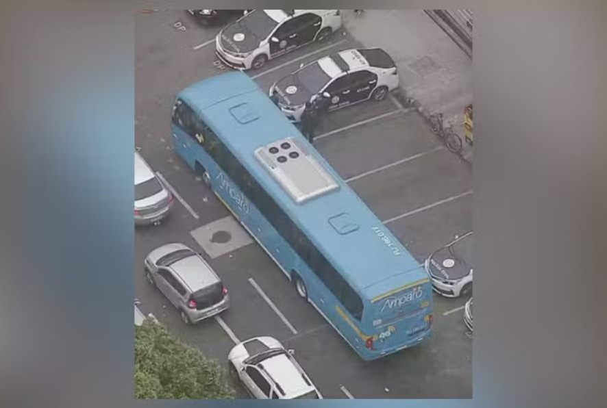 Ônibus assaltado por bandidos no Rio de Janeiro